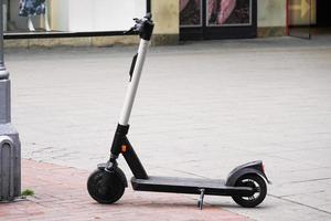 scooter elettrico o e-scooter parcheggiato su strada pedonale foto
