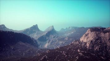 rocce e montagne nella nebbia profonda foto