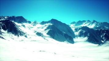 paesaggio di montagna invernale del Caucaso con ghiacciai bianchi e picco roccioso foto