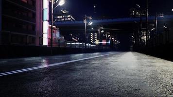 scena notturna della città del giappone con luci al neon foto