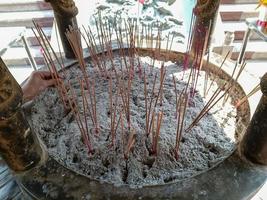 brucia incenso secondo le cerimonie religiose cinesi foto
