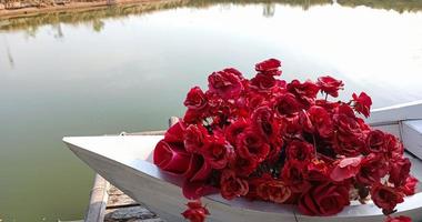 rose rosse su una barca bianca foto