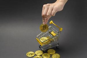 criptovaluta bitcoin la futura moneta, bitcoin mining e tecnologia concetto di connessioni di rete globale foto