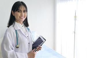 ritratto di giovane dottoressa con stetoscopio che lavora al concetto di ospedale, medico e sanitario foto