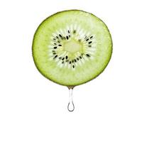 fetta di kiwi wite gocce d'acqua su sfondo bianco. foto