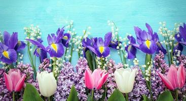 bouquet di fiori freschi di primavera su sfondo di legno