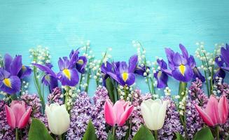 crocus sieberi fiori freschi di primavera su sfondo di legno. tempo di pasqua foto
