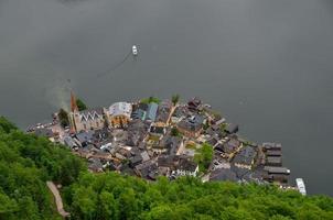 hallstatt presso la barca sul lago sopra foto