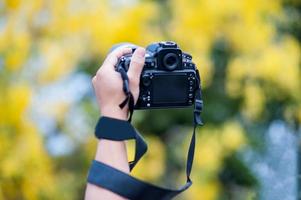 mano e macchina fotografica e viaggiare foto