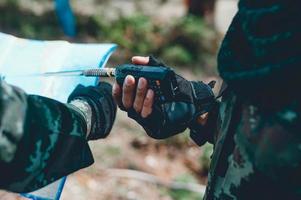 i soldati usano la radio. e utilizzare la mappa per la comunicazione tra le operazioni militari nella foresta di confine. custode foto