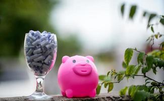 un bicchiere di vino chiaro con carta bianca all'interno del concetto di riempire le cose buone in un bicchiere di vino trasparente. foto