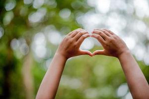 le mani e la natura amano l'amore luminoso devono darsi amore e bellezza l'un l'altro in modo naturale. foto