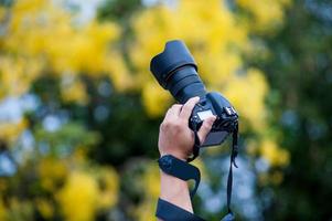 mano e macchina fotografica e viaggiare foto