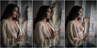 attraente bruna sexy in reggiseno bianco e maglione marrone in posa provocatoria, vicino a una finestra, girato in studio. ritratto di donna sensuale con i capelli lunghi, nella classica scena del boudoir, guardava fuori dalla finestra foto