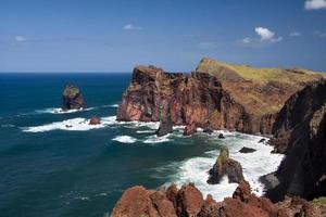 scogliere a St Lawrence Madeira che mostrano un'insolita formazione rocciosa verticale foto