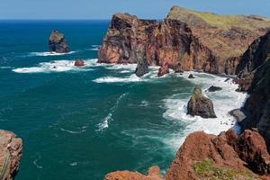 scogliere a St Lawrence Madeira che mostrano un'insolita formazione rocciosa verticale foto