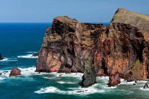 scogliere a St Lawrence Madeira che mostrano un'insolita formazione rocciosa verticale foto