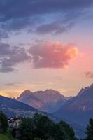 tramonto nelle dolomiti a candide, veneto, italia foto