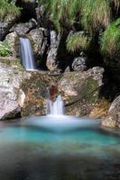 piscina di cavalli in val vertova lombardia vicino a bergamo in italia foto