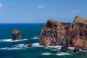 scogliere e rocce a St Lawrence in Madera che mostrano insolite formazioni rocciose verticali foto