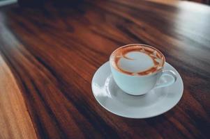 caffè caldo pronto da bere al mattino. caffè espresso come piace a molte persone. metti su un bel tavolo di legno foto