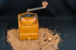 un mucchio di semi di lino e utensili in legno d'ulivo foto