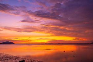 tramonto o alba cielo nuvole sopra il mare luce solare a phuket tailandia incredibile natura paesaggio paesaggio marino bella luce natura paesaggio sfondo colorato foto