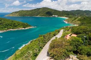 splendida vista mare vista aerea del mare tropicale nella bellissima isola di phuket thailandia foto