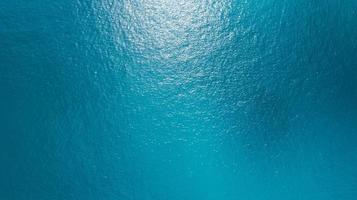 vista aerea della superficie del mare, vista a volo d'uccello foto di onde blu e struttura della superficie dell'acqua sfondo blu del mare bellissima natura vista incredibile sullo sfondo del mare