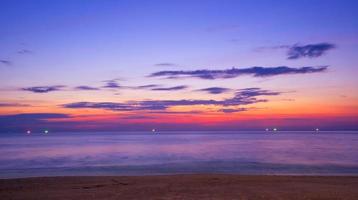 bella sfocatura movimento lunga esposizione tramonto o alba con cielo drammatico nuvole sul mare calmo nell'isola tropicale di phuket incredibile natura vista e luce della natura paesaggio marino sfondo sfocato foto