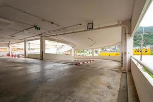 parcheggio garage grande magazzino interno vuoto parcheggio o garage interno edificio aziendale ufficio foto