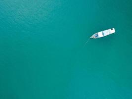 vista aerea dall'alto foto della tradizionale barca da pesca in legno nel mare tropicale isola di phuket bellissimo mare turchese nel giorno d'estate copia spazio immagine per viaggi e tour