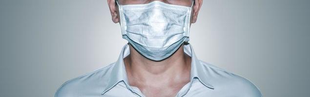 medico che indossa una maschera di protezione contro il coronavirus, che sono dispositivi di protezione medica, immagini panoramiche, spazio di testo. foto