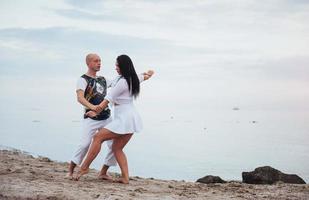 coppia che balla sulla spiaggia. foto