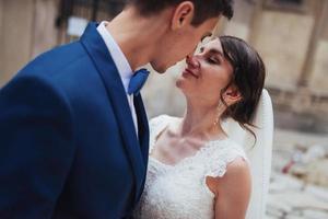 ritratto di matrimonio di una coppia felice. stare in piedi e baciare foto