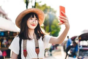 giovane asiatico hipster viaggiatore occhiali ragazza con la tecnologia moderna foto