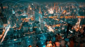 connessione di rete della linea digitale e trasferimento insieme alla vista aerea della città sul colore del tema cyber punk. foto