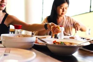 pasto di cibo italiano al ristorante con luce naturale con persone che mangiano sottofondo il giorno foto