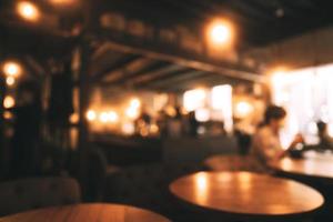 sfocatura dello sfondo al ristorante e bar in stile legno con persone.