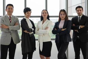 team di affari internazionali in piedi insieme in azienda foto