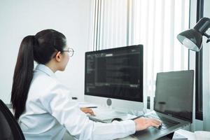 sito Web di programmazione dello sviluppo professionale della donna asiatica che lavora un software nella stanza dell'ufficio. foto