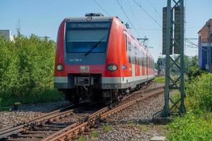 locomotiva rossa in viaggio foto