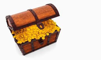 numerose monete d'oro fuoriuscite dallo scrigno del tesoro. scrigno del tesoro in legno vecchio stile ben assemblato con strisce di metallo arrugginito. rendering 3D foto