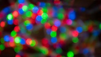 il cerchio accende il bokeh dalle luci blu, verdi e rosse. sfoca le luci per decorare i cerchi per creare bokeh da utilizzare come sfondo o sfondo foto