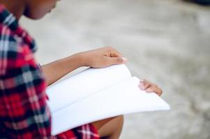 mani e libri che leggono studiano per la conoscenza che i bambini sono difficili da leggere. idee educative foto