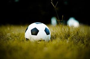 palla sul prato in un campo giallo sul campo di calcio pronto per la punizione. e inizia attivamente il calcio foto