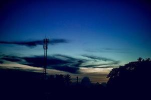 il cielo è azzurro e il cielo è azzurro. concetti di visualizzazione naturali e c'è uno spazio di copia. foto