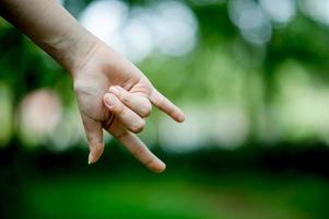 le mani di una bella ragazza la forma del cuore è espressione di amore, corpo, mente, foto