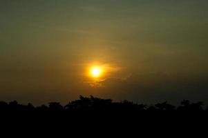 cielo e sole blu e arancione nel cielo d'estate. foto