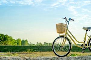 bici gialla e tramonto la sera d'inverno con spazio per la copia chiave foto